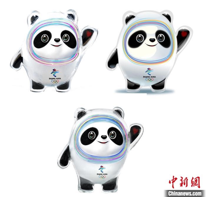 設(shè)計(jì)團(tuán)隊(duì)將“冰絲帶”的形象引入大熊貓后逐漸成型。上方兩個(gè)形象還是外八字腳，下方形象為最終定稿?！⑵皆乒﹫D