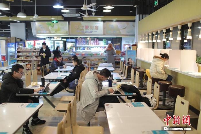 資料圖：考研學(xué)生在食堂內(nèi)復(fù)習(xí)。 泱波 攝