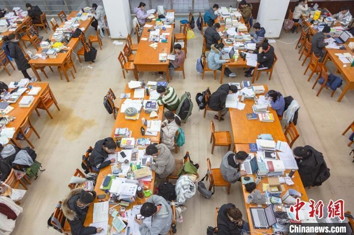 資料圖：南昌大學(xué)圖書館自習(xí)室內(nèi)，考生正在緊張復(fù)習(xí)?！⒘?攝