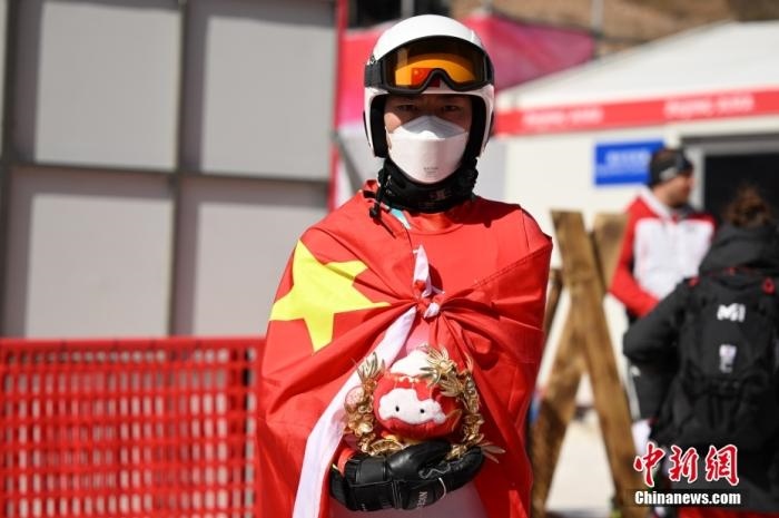 3月6日，中國選手梁景怡在賽后手捧吉祥物。當(dāng)日，北京2022年冬殘奧會殘奧高山滑雪男子超級大回轉(zhuǎn)-站姿決賽在國家高山滑雪中心舉行，中國選手梁景怡奪得冠軍。 <a target='_blank' href='/'>中新社</a>記者 劉冉陽 攝 　