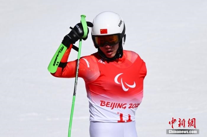 3月6日，中國選手梁景怡賽后慶祝勝利。當(dāng)日，北京2022年冬殘奧會殘奧高山滑雪男子超級大回轉(zhuǎn)-站姿決賽在國家高山滑雪中心舉行，中國選手梁景怡奪得冠軍。 <a target='_blank' href='/'>中新社</a>記者 劉冉陽 攝 　