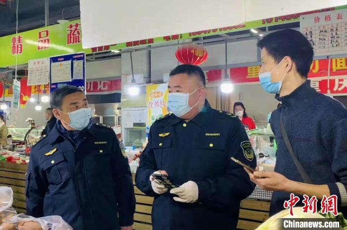 圖為執(zhí)法人員進(jìn)行調(diào)查?！±铈面谩z