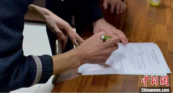 圖為現(xiàn)場(chǎng)下達(dá)詢問(wèn)通知書。　李婷婷 攝