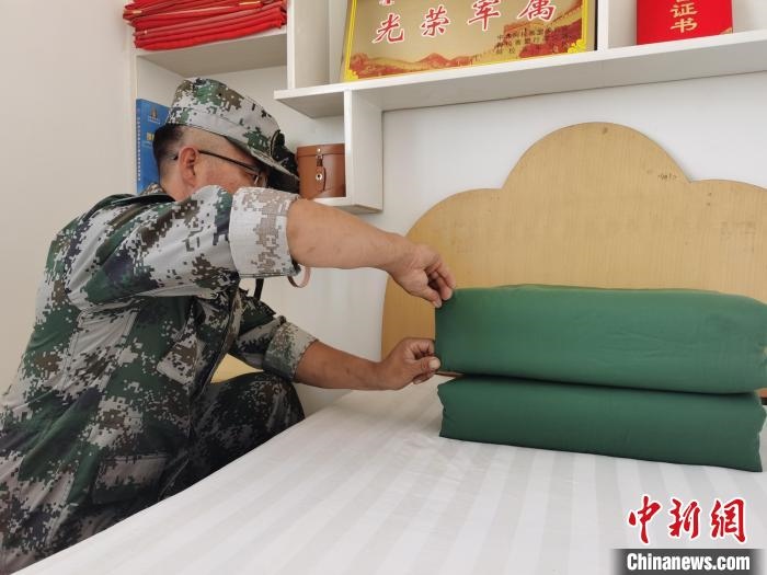 圖為謝寶民以軍人標(biāo)準(zhǔn)要求自己?！∈茉L者供圖