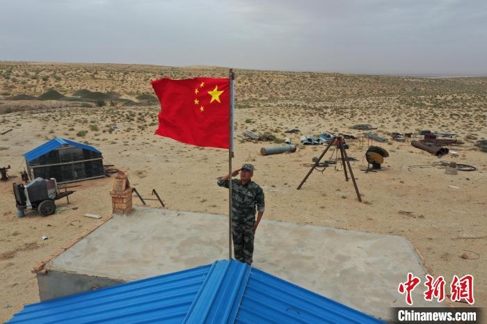 圖為每天升旗是謝寶民的必修課?！∈茉L者供圖