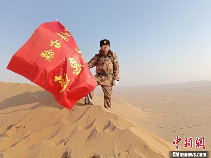 圖為在荒漠中駐守的謝寶民。　受訪者供圖