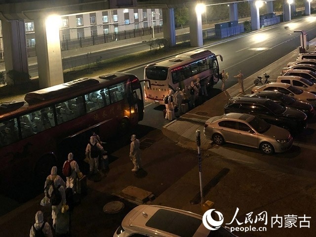 高校學(xué)生有序登車，前往隔離點。內(nèi)蒙古教育廳供圖