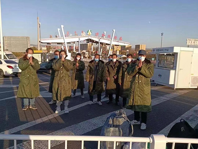 護(hù)送農(nóng)民工安全返鄉(xiāng)。賽罕區(qū)民政局供圖