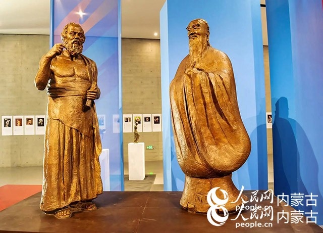 吳為山作品《神遇——孔子與蘇格拉底的對話》。實習生 楊光攝