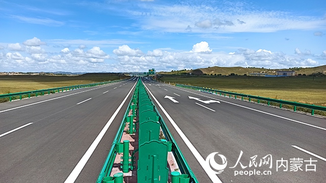 G1611經(jīng)棚至烏蘭布統(tǒng)高速公路項(xiàng)目。人民網(wǎng)記者 趙夢月攝