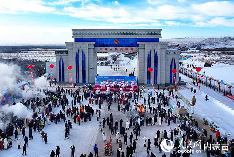 2024年12月22日，游客在黑山頭口岸景區(qū)游覽（無(wú)人機(jī)照片）。王正攝