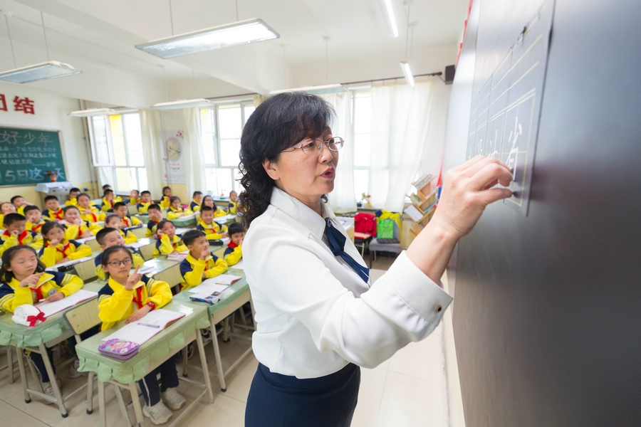 民族路小學(xué)（迎賓校區(qū)），語(yǔ)文老師燕凌云正在帶領(lǐng)同學(xué)們書(shū)寫(xiě)漢字.jpg
