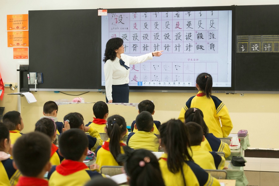 民族路小學(xué)（迎賓校區(qū)），語(yǔ)文老師燕凌云與學(xué)生們共同評(píng)議同學(xué)書(shū)寫(xiě)的漢字.jpg