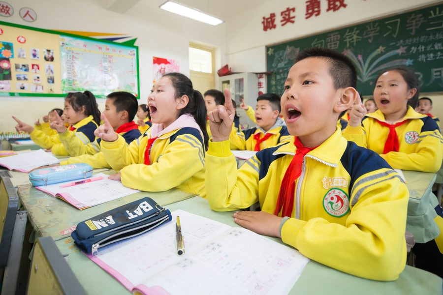民族路小學(xué)（迎賓校區(qū)），同學(xué)們用手指虛劃筆順掌握字形（1）.jpg