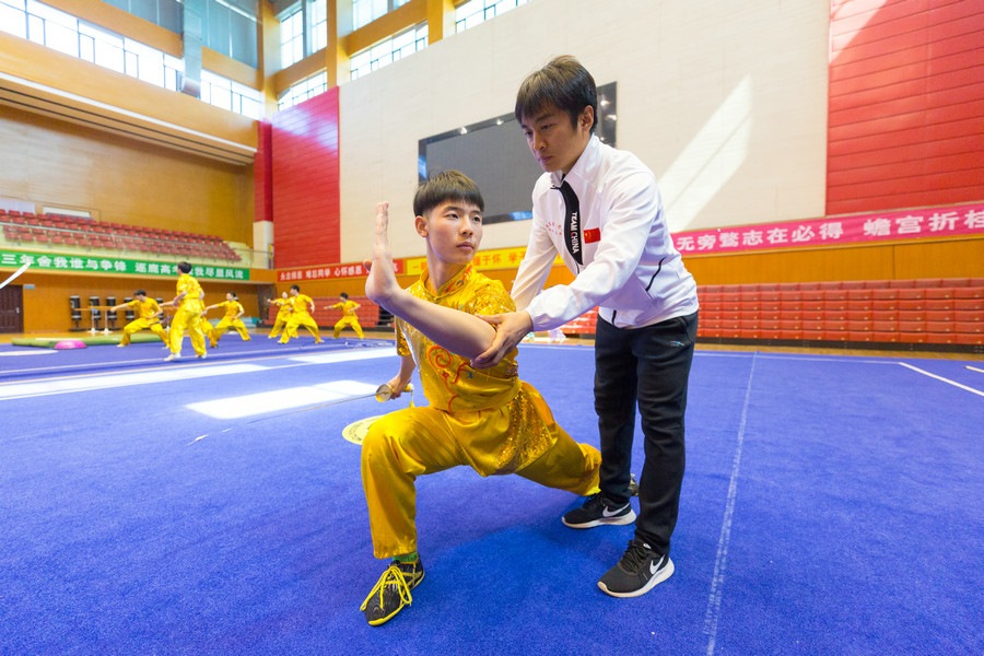 教練程國慶正在指導(dǎo)隊(duì)員訓(xùn)練.jpg