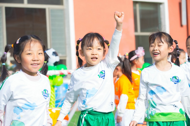 7.趣味比賽中，取得進(jìn)球的孩子正在慶祝.jpg
