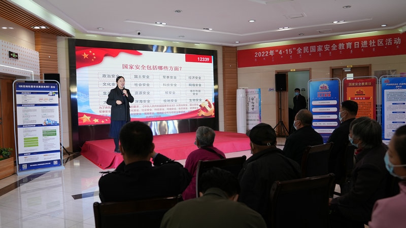 線下聯(lián)合各國(guó)家安全委員單位同步開展“國(guó)家安全進(jìn)社區(qū)”活動(dòng)，現(xiàn)場(chǎng)通過(guò)以國(guó)家安全知識(shí)問答為主線，穿插烏蘭牧騎演出、國(guó)家安全宣講、發(fā)放國(guó)家安全法律法規(guī)讀本等形式，圍繞什么是國(guó)家安全、國(guó)家安全包含哪些內(nèi)容、如何維護(hù)國(guó)家安全等方面，為社區(qū)老百姓開展宣傳宣講，同時(shí)作為現(xiàn)場(chǎng)“進(jìn)社區(qū)”活動(dòng)與線上直播活動(dòng)連線，把現(xiàn)場(chǎng)熱烈氣氛帶到網(wǎng)絡(luò)，與大家共同分享。 (4)_副本.jpg