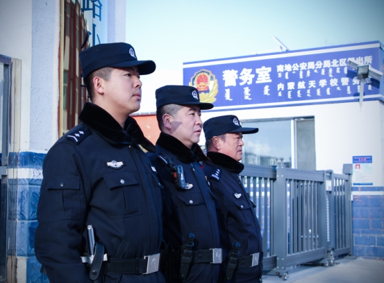 站好“護學崗”，守護“成長路”——南地公安持續(xù)開展護學行動214.png