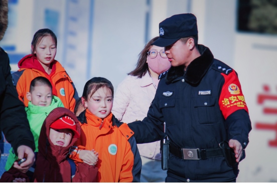 站好“護學崗”，守護“成長路”——南地公安持續(xù)開展護學行動494.png