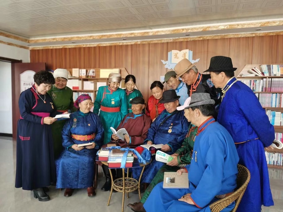2老年人開(kāi)展閱讀活動(dòng).jpeg