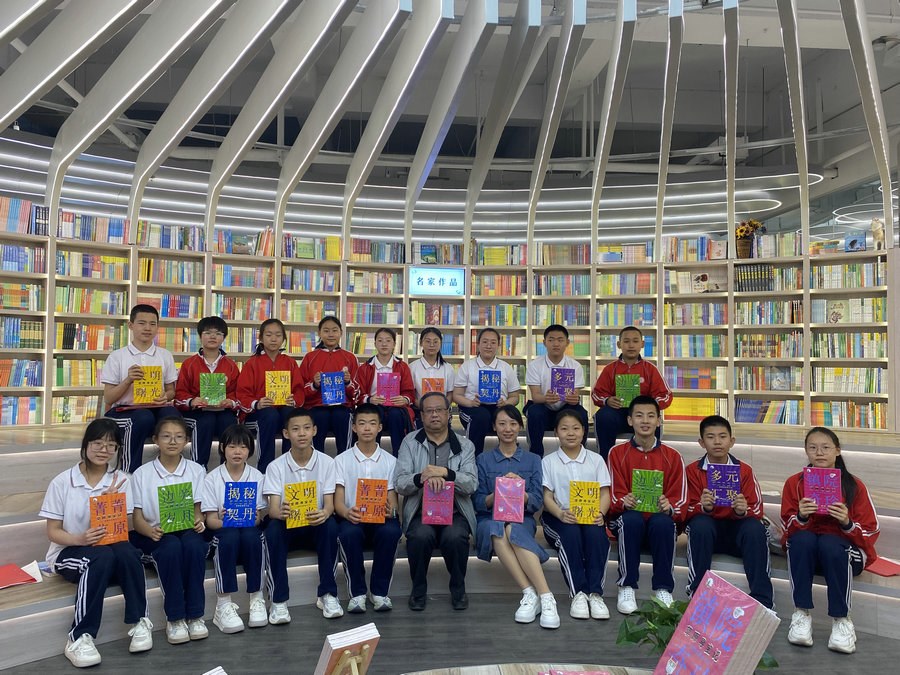 5——與青少年學生合影.jpg