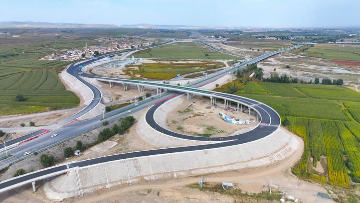 1759218795431909.jpg 公路2.jpg