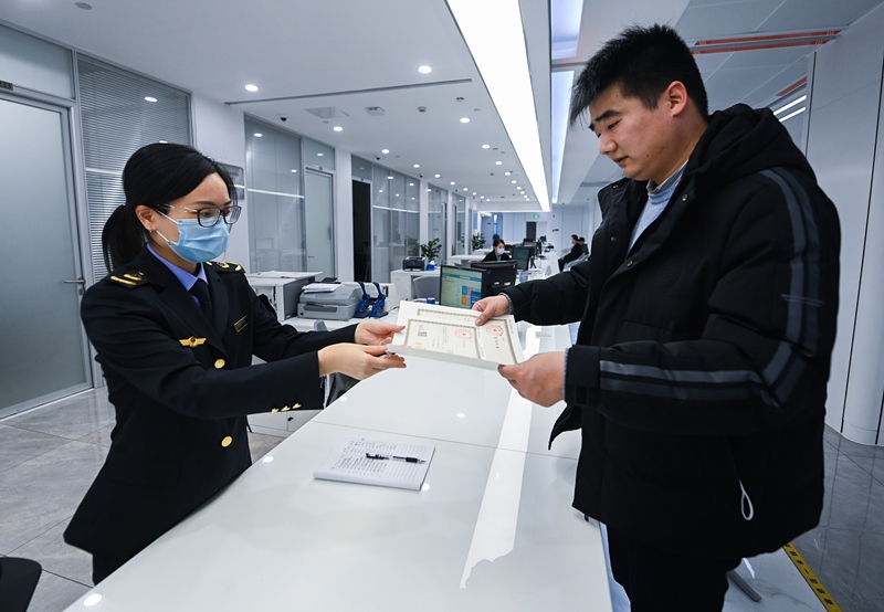 2023年2月8日，浙江省湖州市吳興區(qū)，企業(yè)負(fù)責(zé)人在中小微企業(yè)一站式服務(wù)平臺領(lǐng)取營業(yè)執(zhí)照。