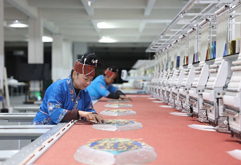 2023年2月13日，貴州省黔東南苗族侗族自治州施秉縣工業(yè)園區(qū)，工人在機(jī)繡車間作業(yè)。