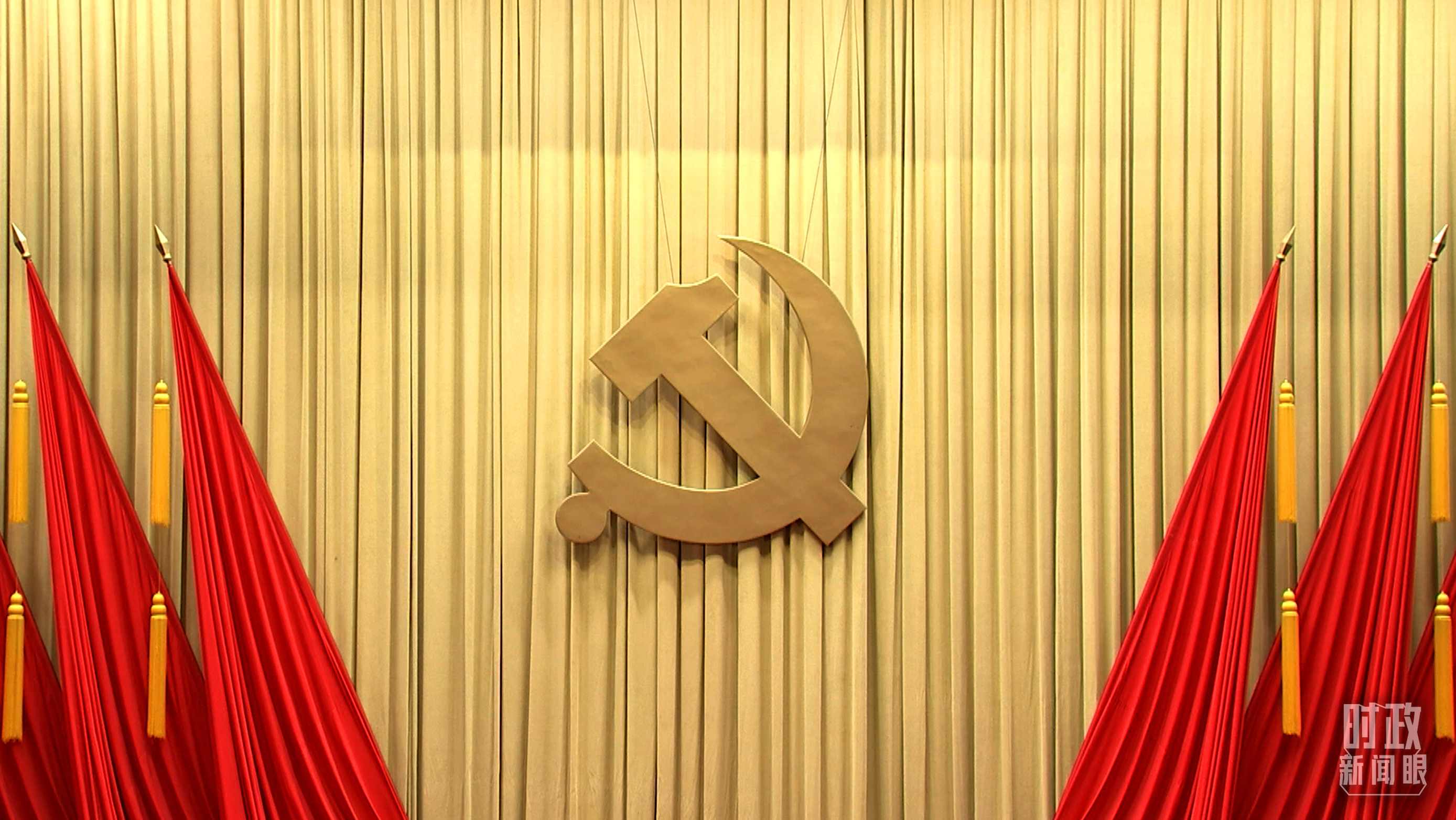 △會(huì)場上莊嚴(yán)的黨徽。（總臺央視記者郭鴻拍攝）