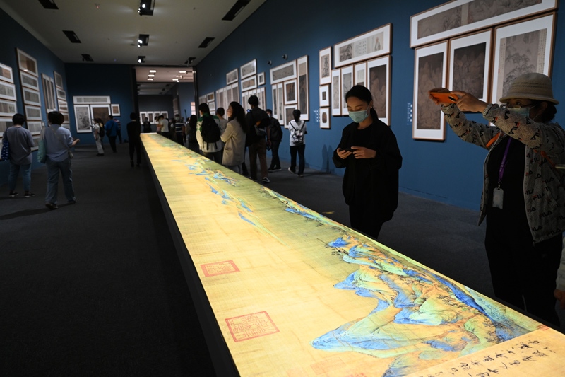 參觀者在中國國家博物館的“盛世修典——‘中國歷代繪畫大系’成果展”上觀看放大兩倍的《千里江山圖》燈光特效圖（2022年9月29日攝）。