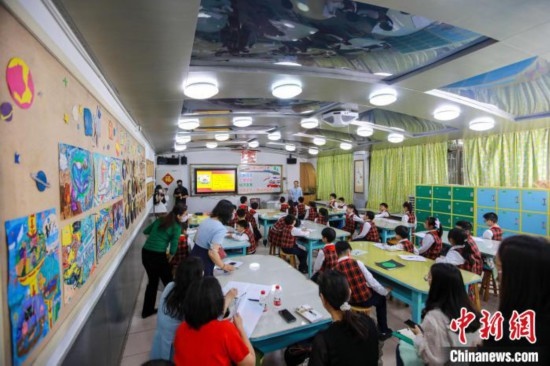廣州市越秀區(qū)朝天小學三年級學生在學習以《四通八達的交通》為主題的道德與法治課程 胡強明 攝