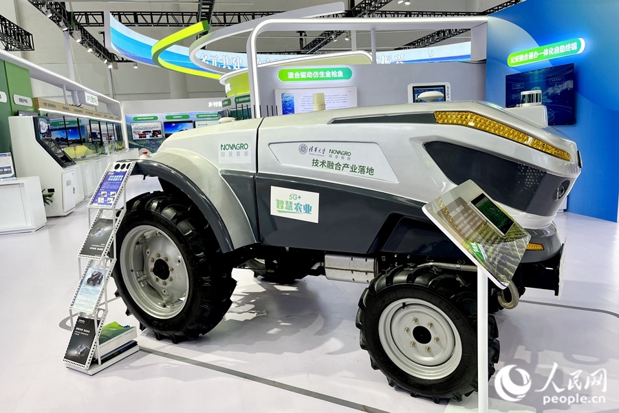 通過手機，就能指揮新能源無人駕駛拖拉機在田里作業(yè)。人民網(wǎng) 錢嘉禾攝