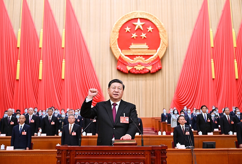 2023年3月10日，十四屆全國人大一次會(huì)議在北京人民大會(huì)堂舉行第三次全體會(huì)議。習(xí)近平全票當(dāng)選為中華人民共和國主席、中華人民共和國中央軍事委員會(huì)主席。這是習(xí)近平進(jìn)行憲法宣誓。