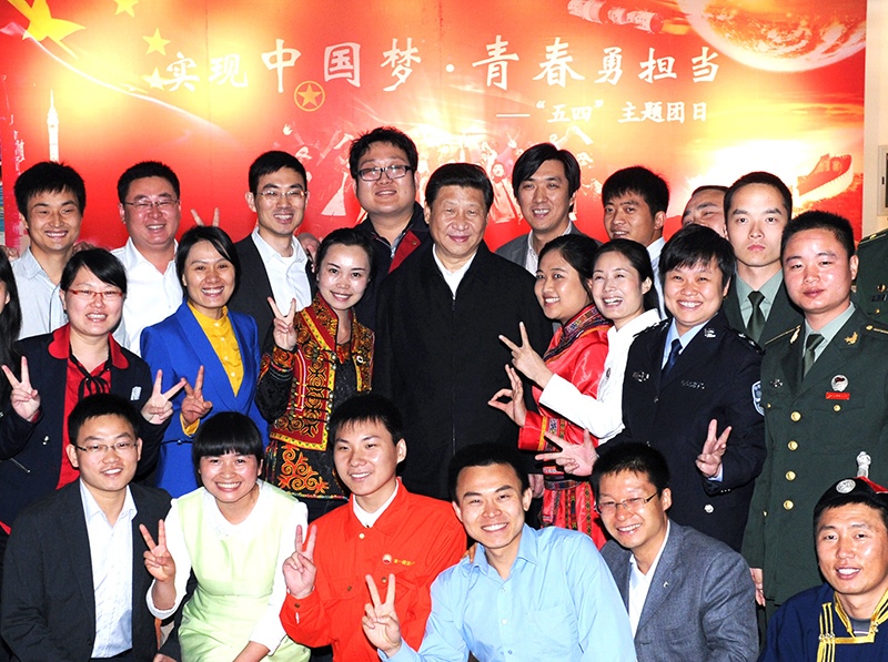 2013年5月4日，習(xí)近平總書記來到中國航天科技集團(tuán)公司中國空間技術(shù)研究院，同各界優(yōu)秀青年代表座談并發(fā)表重要講話。這是座談會(huì)前，習(xí)近平和在展廳參觀的優(yōu)秀青年代表合影。