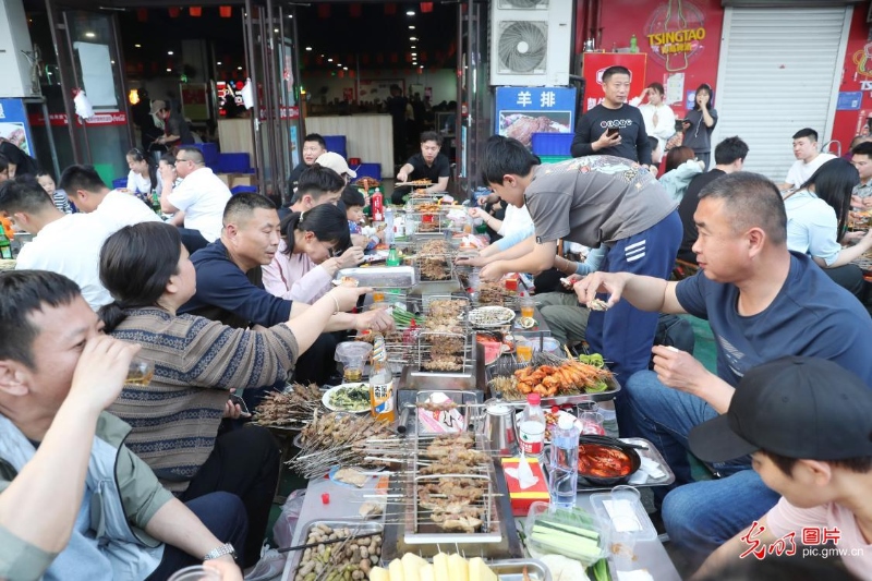 餐飲消費“再添一把火” 中國經(jīng)濟“再上新臺階”