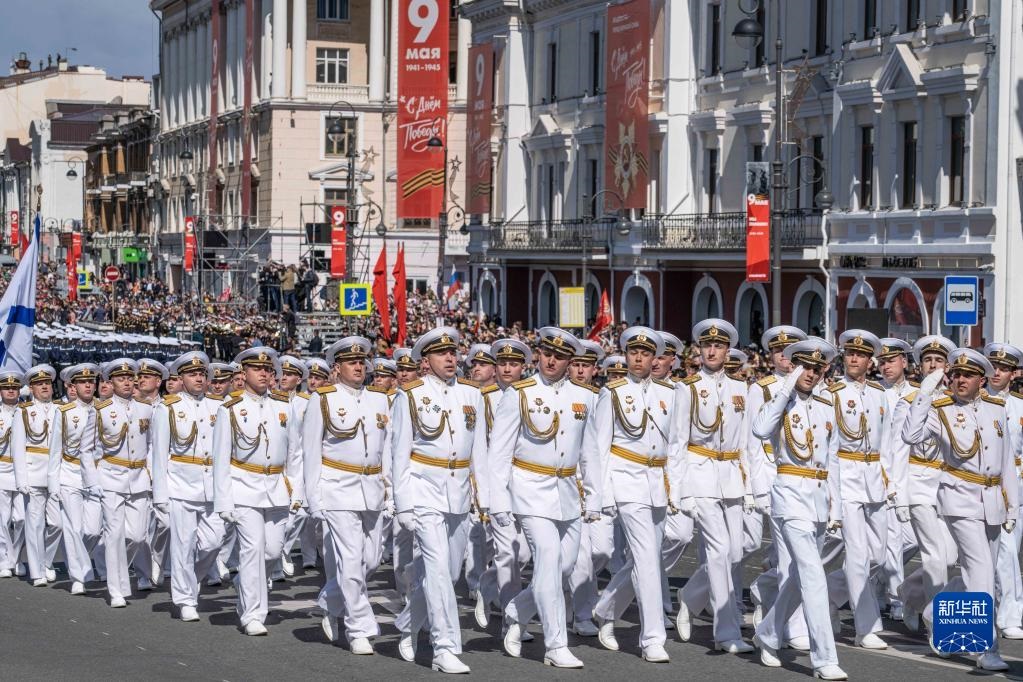 5月9日，在俄羅斯符拉迪沃斯托克市，軍人參加閱兵式。新華社發(fā)（郭飛洲攝）
