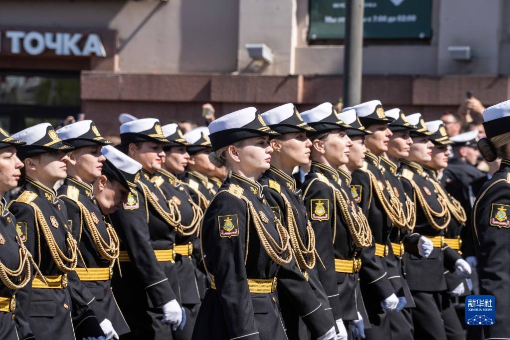 5月9日，在俄羅斯符拉迪沃斯托克市，軍人參加閱兵式。新華社發(fā)（郭飛洲攝）