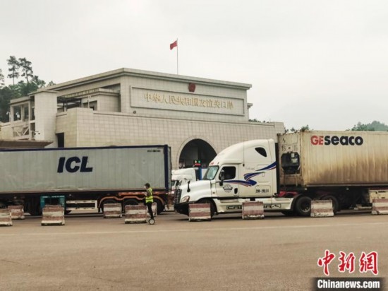 近日，位于中越邊境廣西憑祥市的友誼關(guān)口岸車水馬龍，裝載著東盟水果的跨境車輛來(lái)往不斷。黃艷梅 攝