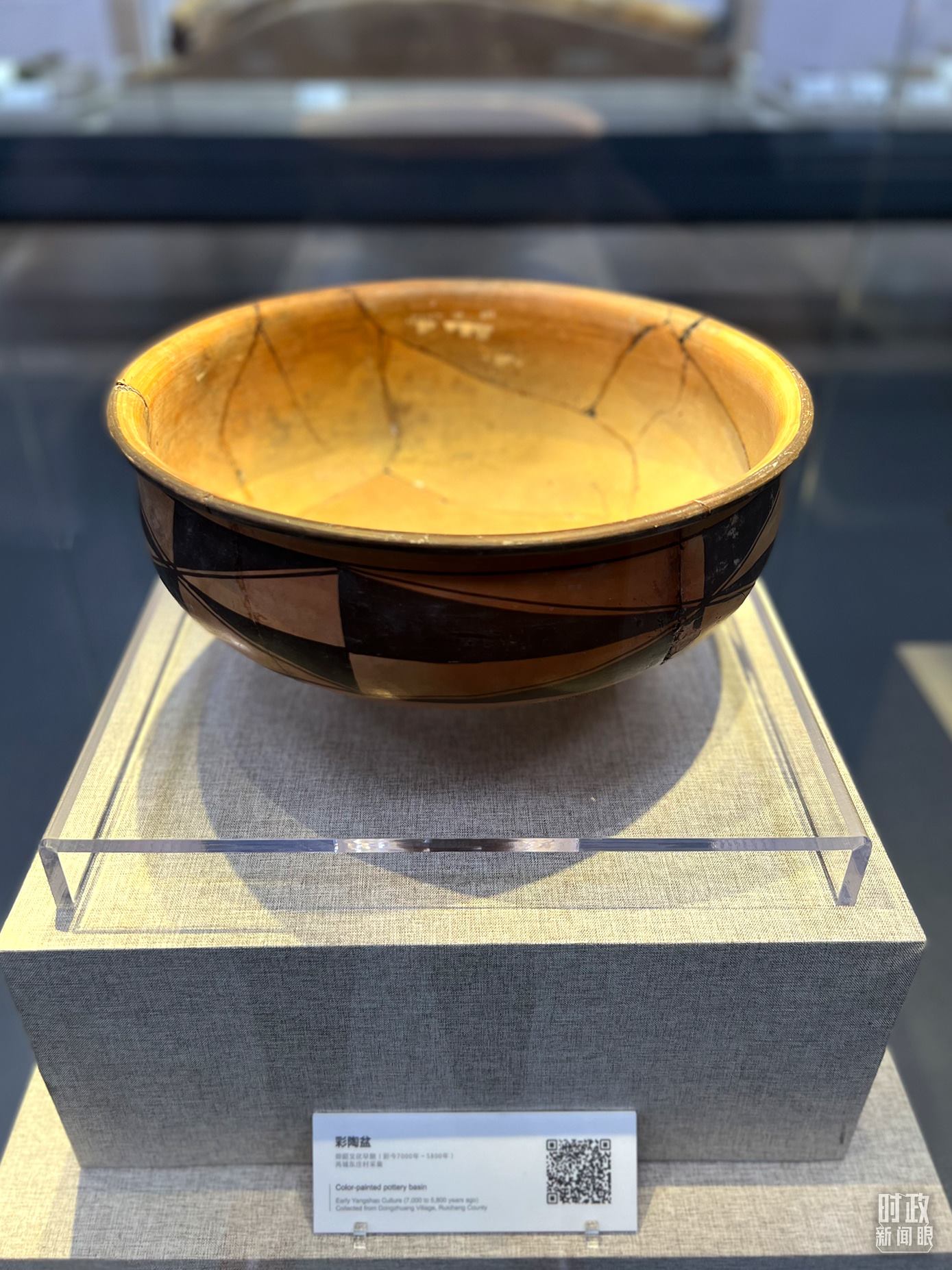 △運(yùn)城博物館內(nèi)展出的仰韶文化早期的彩陶盆。（總臺(tái)央視記者邢彬拍攝）