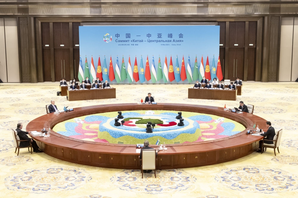 5月19日上午，國(guó)家主席習(xí)近平在陜西省西安市主持首屆中國(guó)－中亞峰會(huì)并發(fā)表題為《攜手建設(shè)守望相助、共同發(fā)展、普遍安全、世代友好的中國(guó)－中亞命運(yùn)共同體》的主旨講話。哈薩克斯坦總統(tǒng)托卡耶夫、吉爾吉斯斯坦總統(tǒng)扎帕羅夫、塔吉克斯坦總統(tǒng)拉赫蒙、土庫(kù)曼斯坦總統(tǒng)別爾德穆哈梅多夫、烏茲別克斯坦總統(tǒng)米爾濟(jì)約耶夫出席。新華社記者 丁海濤 攝