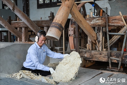 宣紙制作工藝——制簾。人民網(wǎng)記者 張俊攝