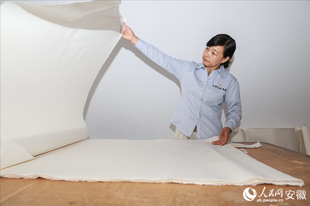 制簾需要將蔑條通過專門的小孔磨細(xì)。人民網(wǎng)記者 張俊攝