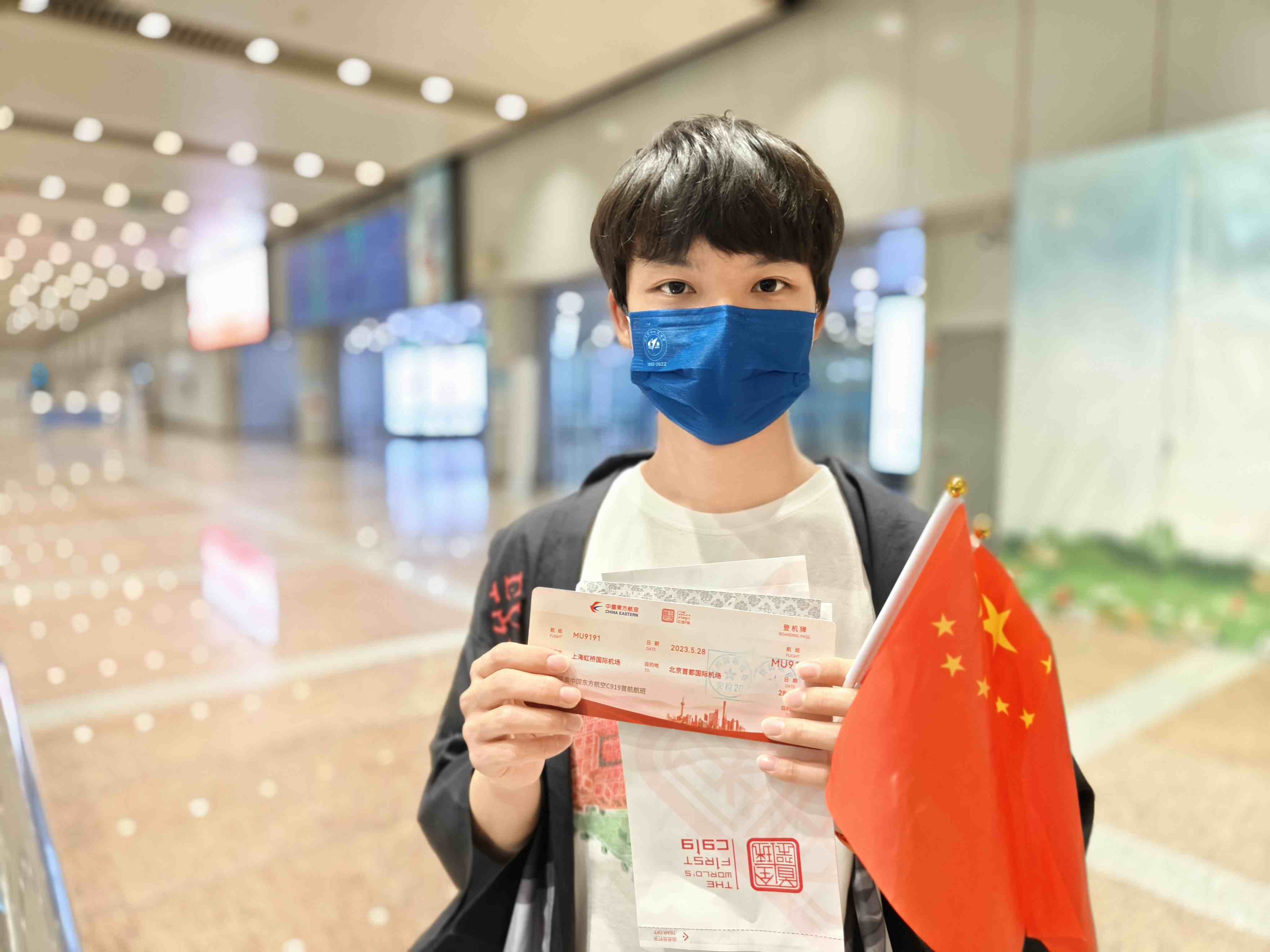 張可立向記者展示有著紀(jì)念意義的登機(jī)牌。人民網(wǎng)記者 夏曉倫攝