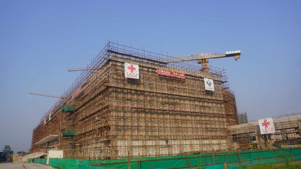 這是2023年5月23日在剛果（金）首都金沙薩拍攝的由中國援建的中部非洲文化藝術中心項目施工現(xiàn)場。
