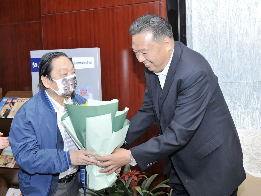 ▲青海省政協(xié)副主席、青海省林草局黨組書記、局長、祁連山國家公園青海省管理局局長李曉南在機場迎接韓美林