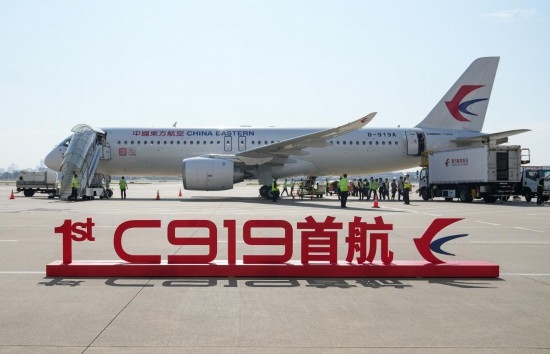 這是在上海虹橋國(guó)際機(jī)場(chǎng)停機(jī)坪拍攝的C919飛機(jī)（5月28日攝）。新華社記者丁汀攝