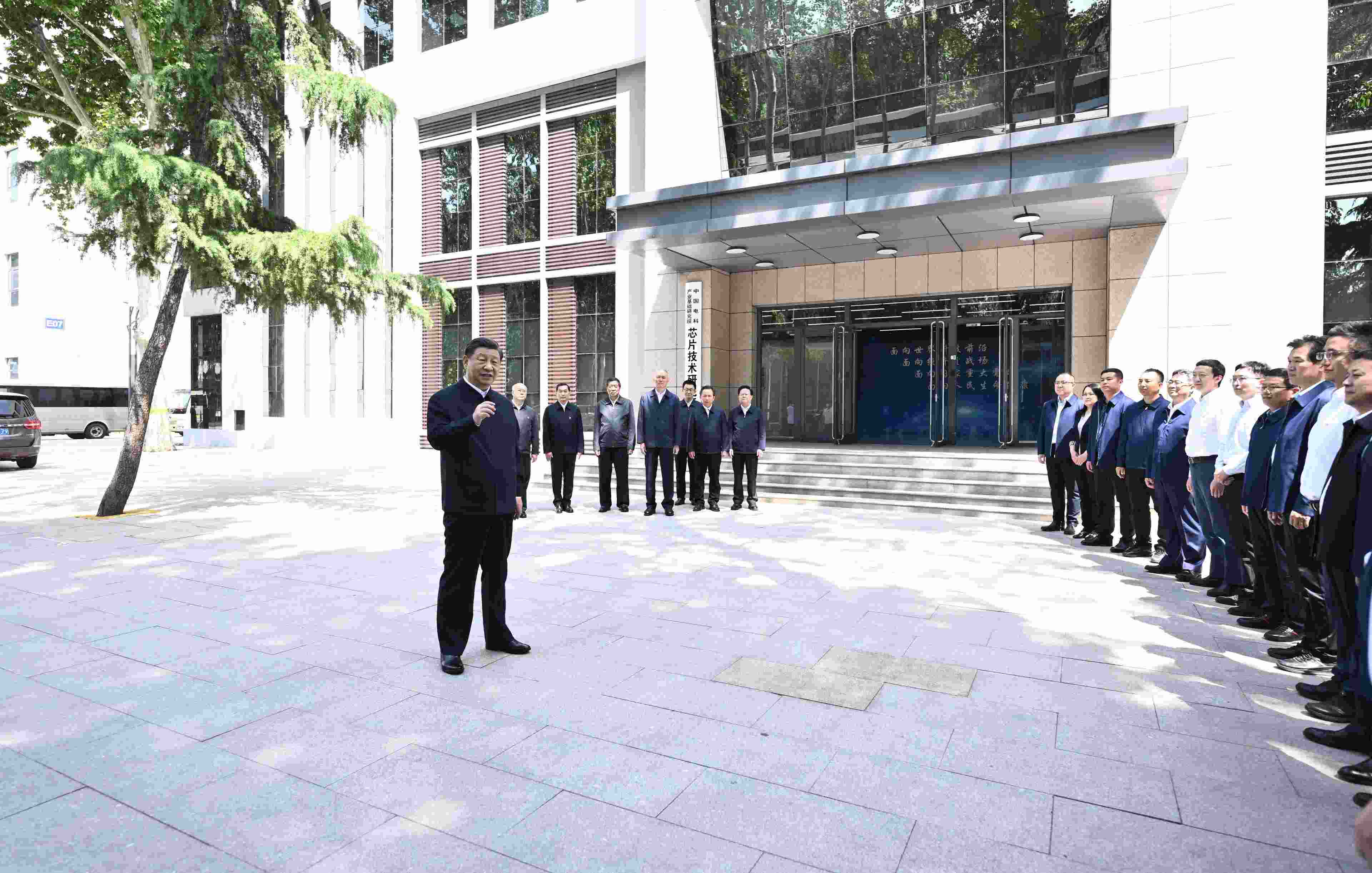 △2023年5月12日，習(xí)近平總書記在中國電科產(chǎn)業(yè)基礎(chǔ)研究院同科技工作者交流。