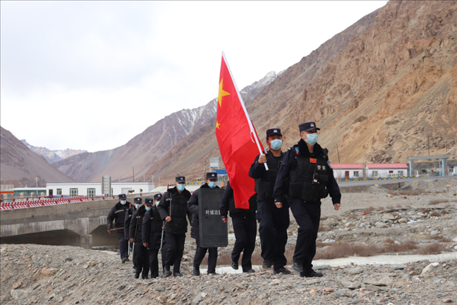 陳暢帶領(lǐng)民警巡邏。受訪者供圖