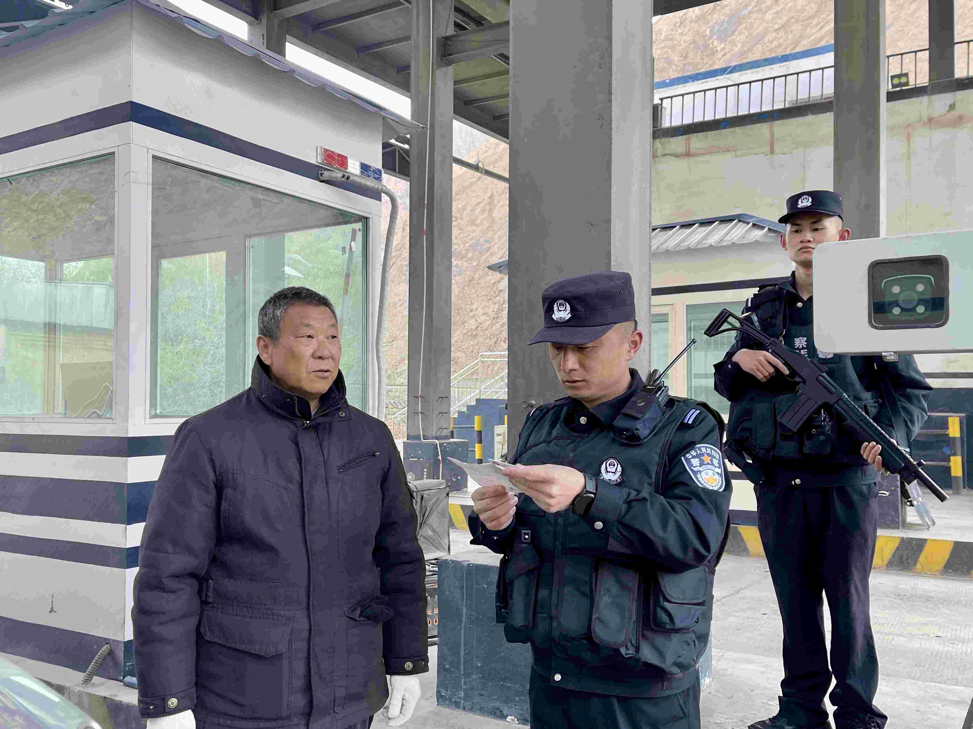 在庫(kù)地邊境檢查站，陳暢核對(duì)進(jìn)出邊境管理區(qū)人員信息。人民網(wǎng) 周靜圓攝