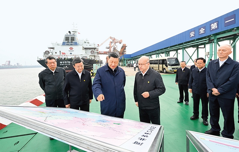 2023年5月11日至12日，中共中央總書記、國(guó)家主席、中央軍委主席習(xí)近平在河北考察，并主持召開(kāi)深入推進(jìn)京津冀協(xié)同發(fā)展座談會(huì)。這是11日下午，習(xí)近平在滄州市黃驊港煤炭港區(qū)碼頭考察。 新華社記者 李學(xué)仁/攝